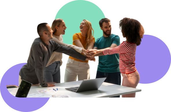 Grupo de empresarios con las manos al centro